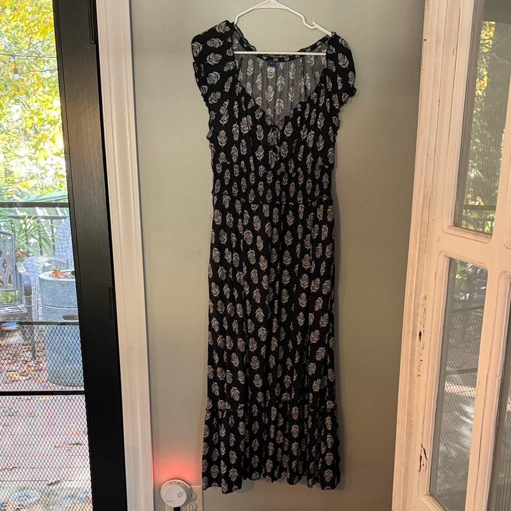 Boho Maxi Black and White Floral Dress size medium with Pockets